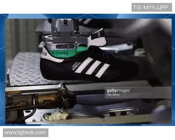 足球明星每场比赛穿鞋的秘密与选择背后的故事揭秘